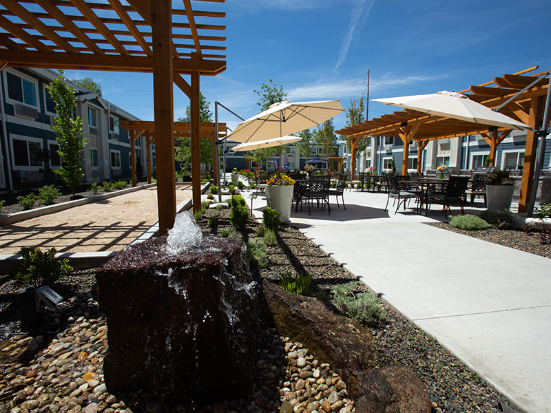 courtyard with water fountain and tables and chairs